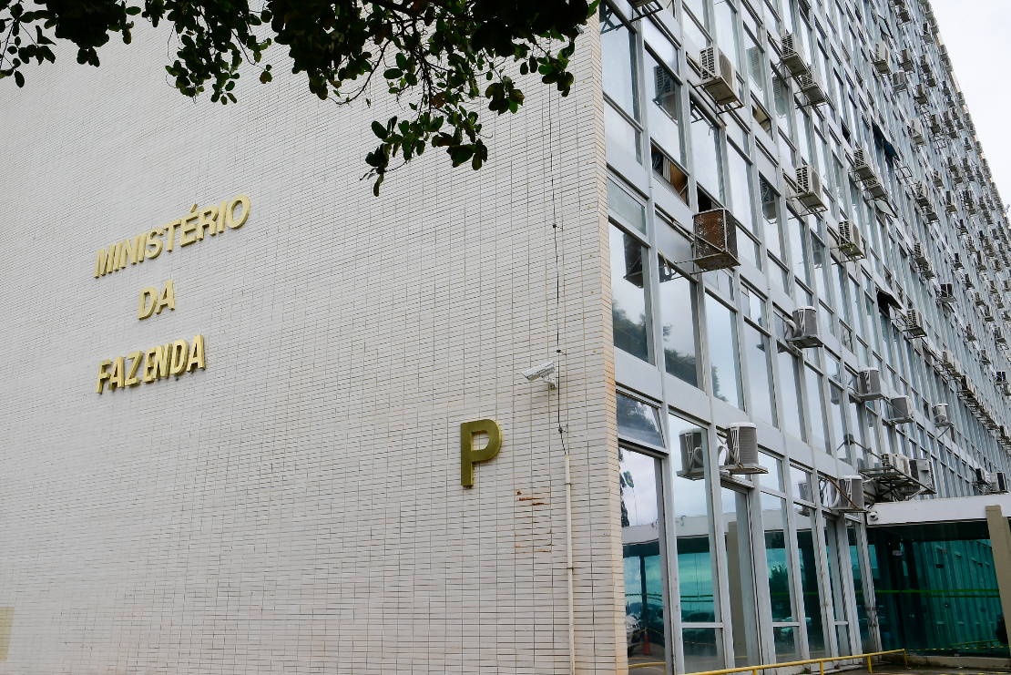 Desafios no Horizonte Fiscal: Orçamento de 2024 e a Trajetória da Dívida Pública.