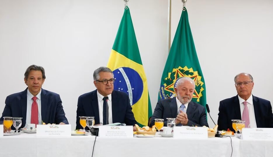 Presidente Lula Defende Manutenção do Orçamento e Enfrenta Desafios na Meta Fiscal