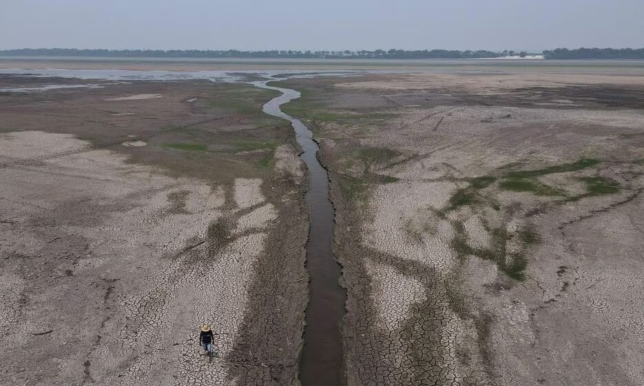 Rio Negro atinge recorde histórico de seca em Manaus, agravando crise hídrica na região