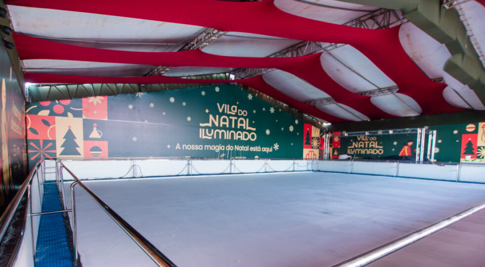 Pista de patinação no gelo é destaque na Vila do Natal Iluminado