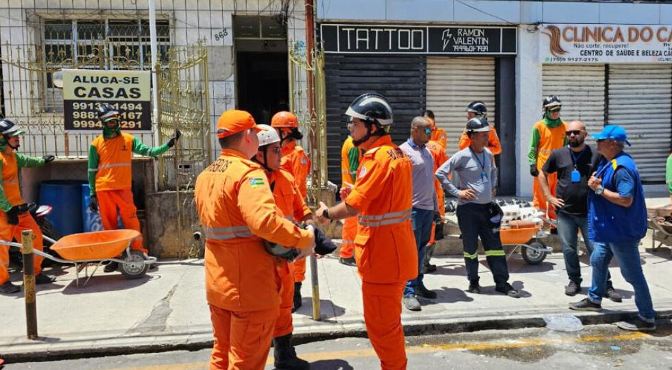 Bombeiros atuam em local de explosão no bairro Santo Antônio