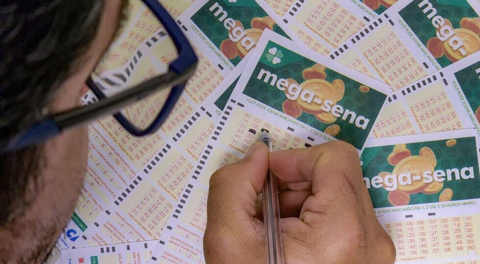 Mega-Sena: 249 apostas cravam quina e faturam R$ 40 mil cada, mas valor principal fica acumulado. Veja os números sorteados