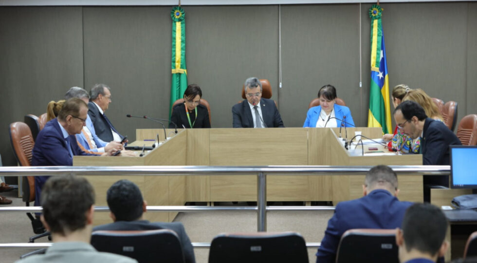 Projeto de reajuste salarial de 10% para os servidores dos PCCVs Geral, da Saúde e de Engenharia é aprovado na Alese 