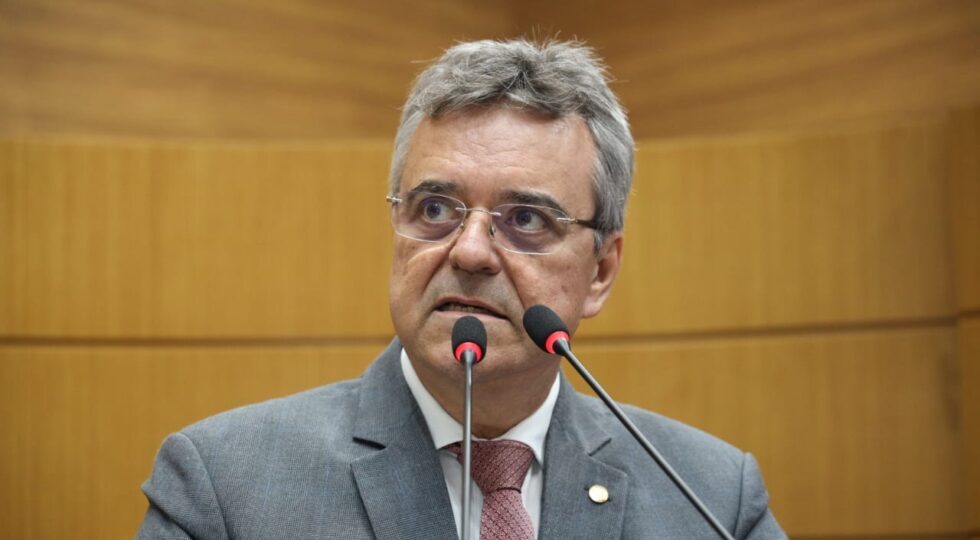 Deputado pede aprovação de PL que institui Educação Financeira nas escolas