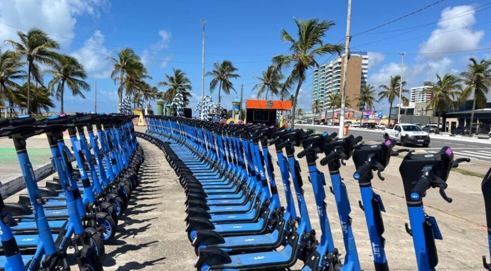 Aracaju avança na mobilidade: Prefeitura entrega primeiros 300 patinetes elétricos