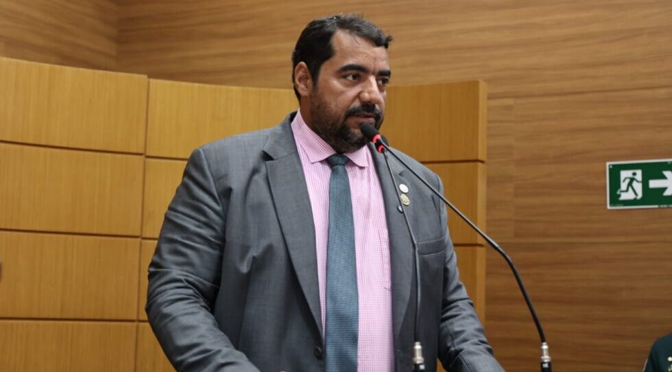 Deputado Luizão Donatrumpi entrega caminhão ao Pelotão da Cavalaria
