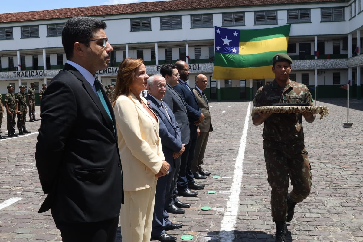 Alese presta homenagem a generais do Exército e deputados recebem honrarias militares